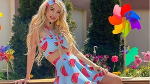 Andreea Bălan s-a afișat aproape goală. Vedeta a vrut să se filmeze alături de fiica ei, dar s-a văzut tot în oglindă