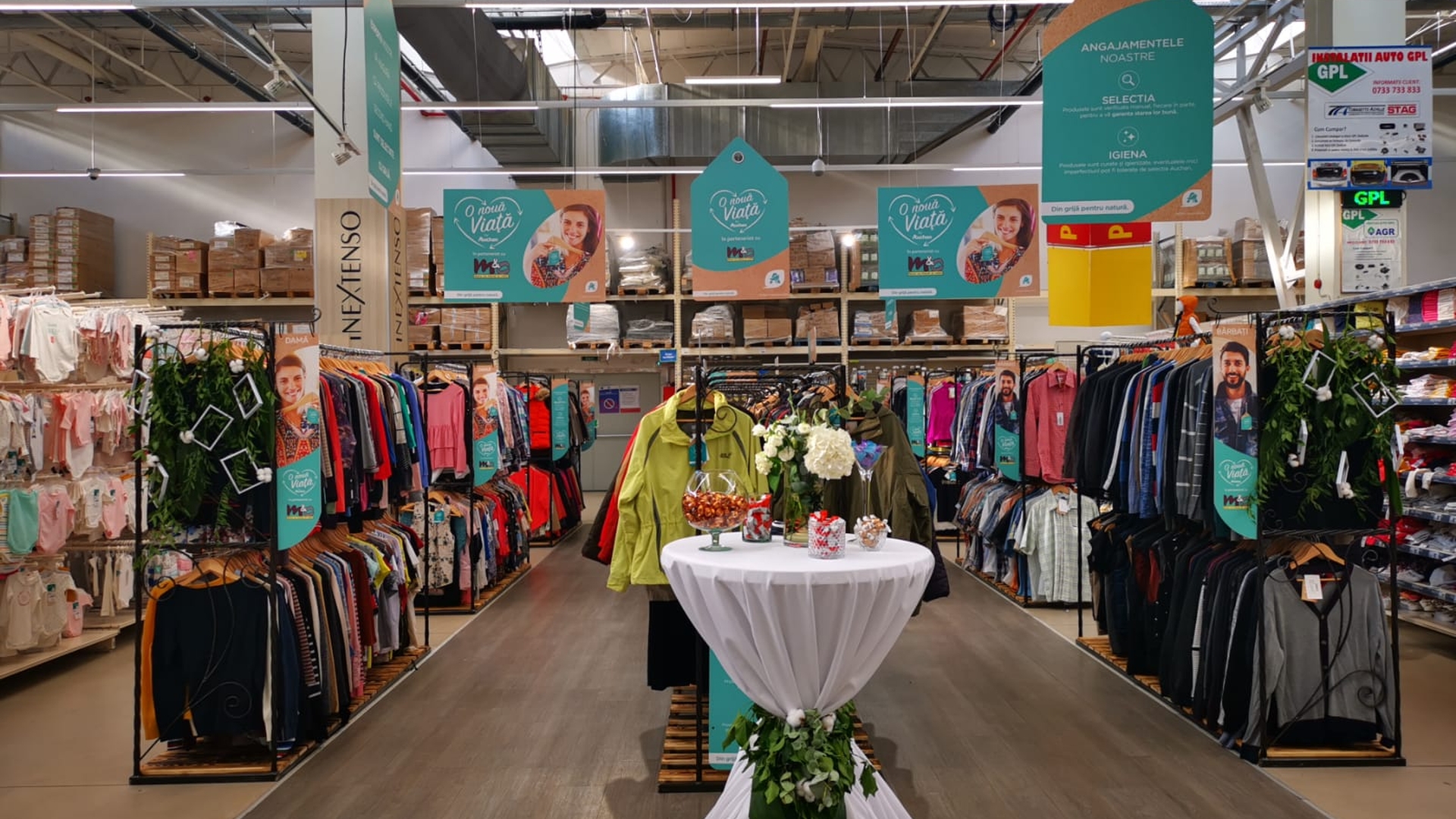 Câte sute de mii de haine second-hand a vândut Auchan anul trecut în România. Prețurile încep de la 5 lei