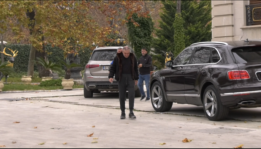Gigi Becali l-a convins pe bărbatul care urcare pe un stâlp în fața casei din Pipera să coboare