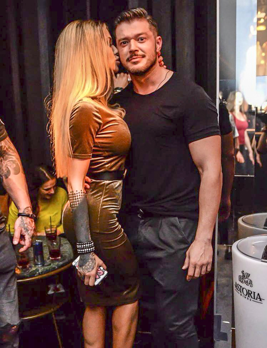 Victor Slav, surprins în ipostaze tandre cu o bombă sexy Sursă Foto: Liquid The Club