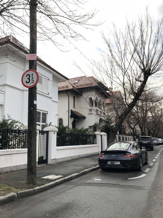 Milionarul şi-a parcat în faţa casei şi superbul Porsche 911 Turbo Coupe, de 150.000 de euro