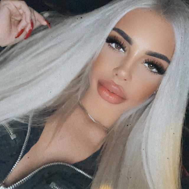 Reby are 65.000 de urmăritori pe care îi „premiază” cu postări hot