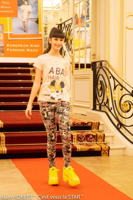 Raisandra a strălucit pe catwalk-ul de la Paris în creațiile unor designeri români! Imagini de colecție cu talentata cântăreață