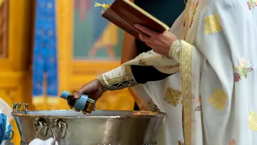 O femeie acuză un preot din Suceava că i-a cerut „suprataxă” de botez, deși a plătit tot ce a fost nevoie: „S-a exagerat deja”