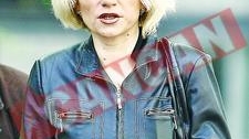 Judecatoarea cu silicoane, tinuta in brate de colegi