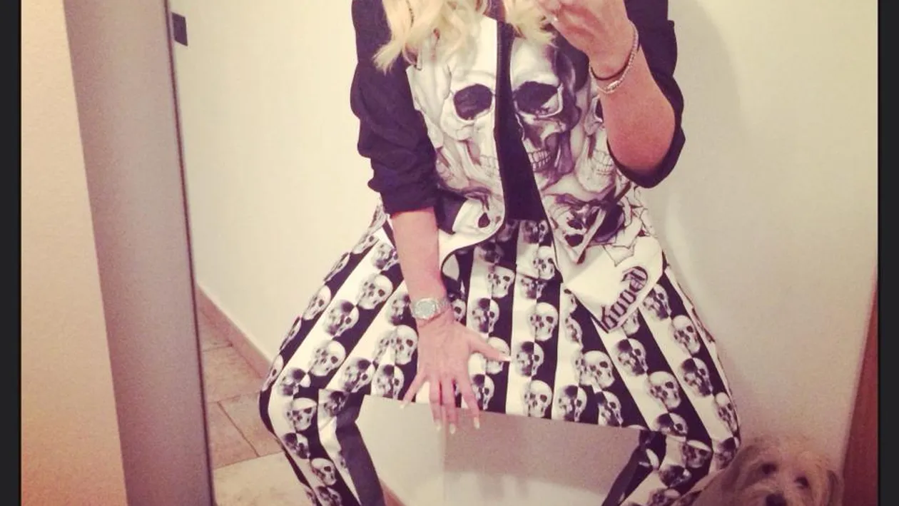 Cea mai penibila poza cu Delia! Uite cum s-a fotografiat cantareata! Ce-i cu hainele astea?