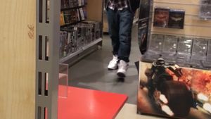 CRBL nu renunta la hainele de scena nici cand isi scoate sotia in oras! Vezi aici cu cine s-a intalnit artisul in mall!