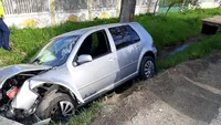 A înfipt mașina într-un cap de pod. Șoferul a rămas blocat și a fost scos de pompieri