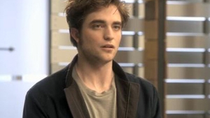 VIDEO Robert Pattinson nu are voie sa se spele pe cap!