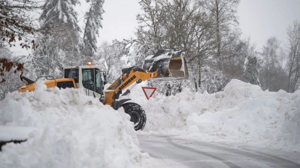 Cod roșu de ninsori! Cel puţin 15 oameni au murit