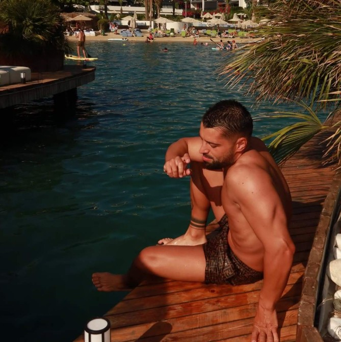 Teo de la „Insula Iubirii” și-a pus fanele pe jar. Cele mai fierbinți imagini din vacanță