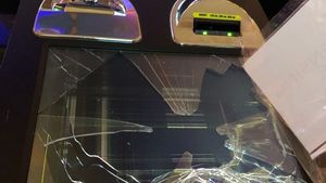 Imagini incredibile. Haos în cazinoul Marriott. Orbit de furie, un client a făcut o pagubă de 5.000 € în doar câteva secunde