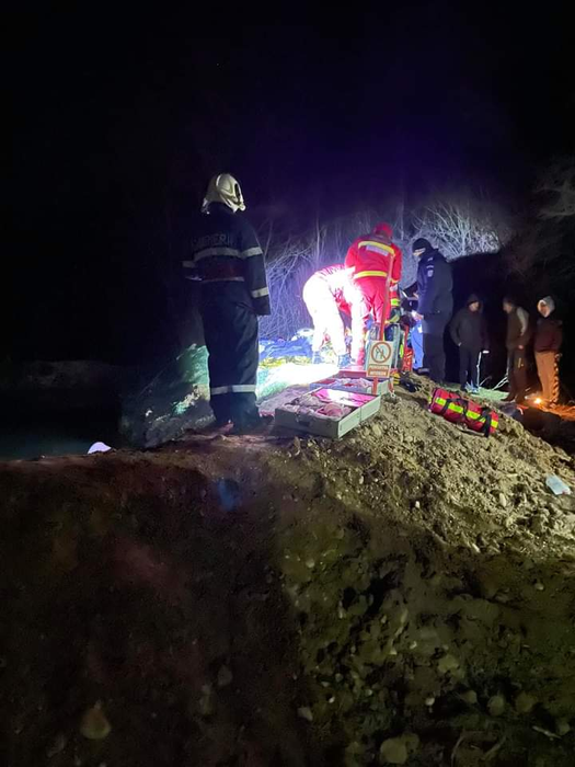 Misiune contracronometru pentru pompierii doljeni! Doi copii din Răcarii de Sus, scoși din apele unui lac