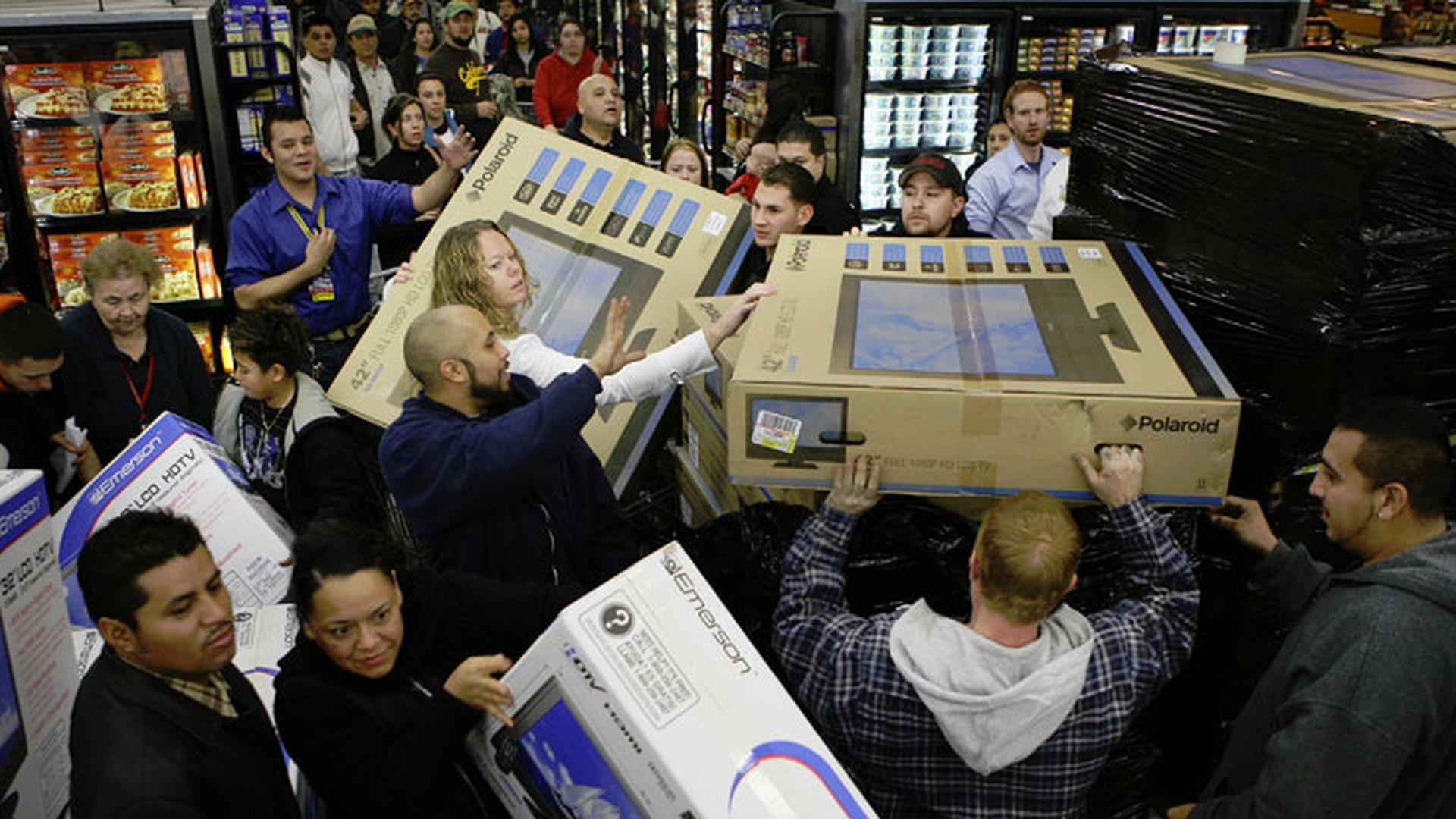 Black Friday face victime! Uite cele mai socante imagini de la acest eveniment
