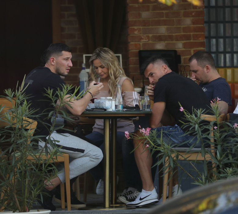 Celor doi li s-au alăturat curând Ionuţ Luţu  (stânga), Alina, fosta iubită a lui Nilă, dar şi încă un tovarăş