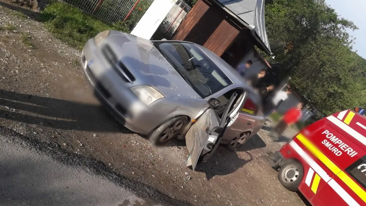 Un șofer a intrat într-un cap de pod, a lovit un autoturism și un pieton, apoi a fugit