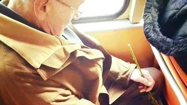 Gestul unui bătrânel din Iași a ajuns viral! În fiecare zi, călătorii l-au văzut în tramvai cu o floare în mână: „Învață să...”