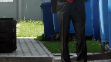 Nelu Ploiesteanu sta cu ochii pe masina ca pe butelie. Vezi cum o pazeste artistul chiar si la spalatorie