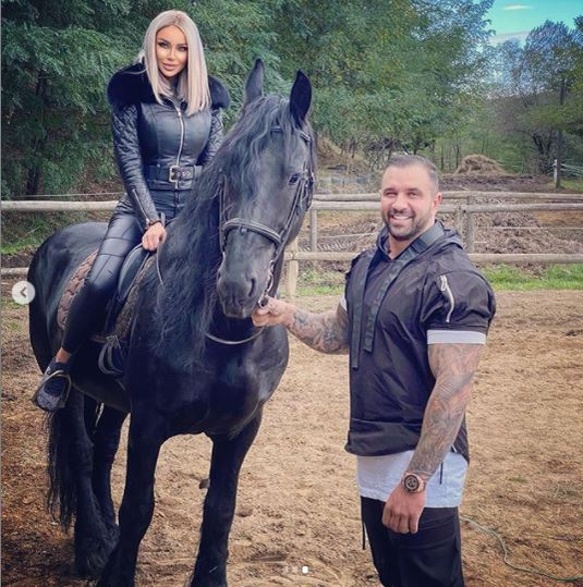 Bianca Drăgușanu, luată pe sus de Alex Bodi în timp ce își promova o ținută sexy și provocatoare. Ce “i-a reproșat” iubitul bătăuș | VIDEO