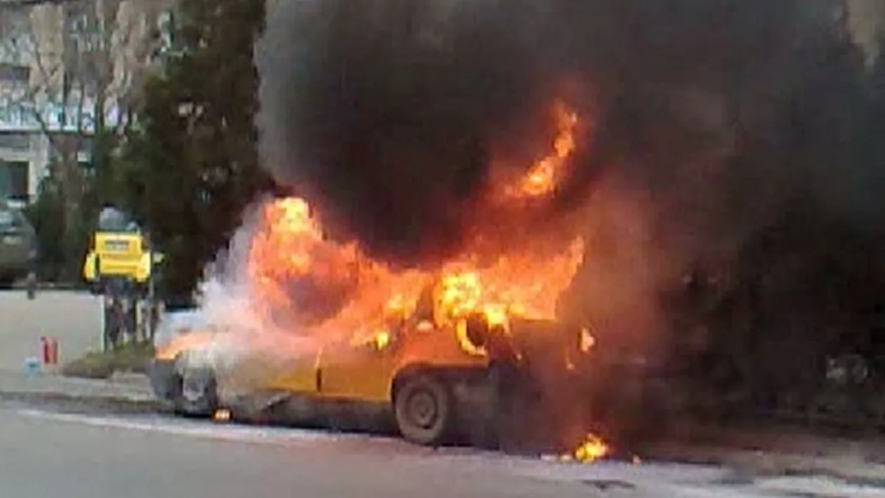 Două persoane au murit carbonizate! Mașina s-a răsturnat și a luat foc