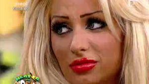 Are 18 ani, dar da din fese mai bine ca Rihanna! Ea e Roxana, asistenta de la Neatza! Imagini interzise cardiacilor