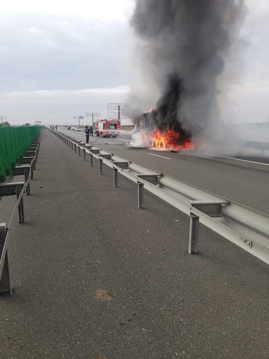 Imagini de groază. Un camion a izbucnit în flăcări pe autostradă. Traficul a fost blocat