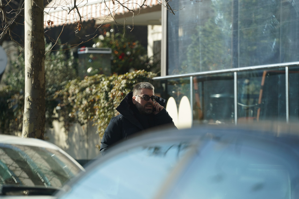 Maurice Munteanu vorbește intens la telefon/ Sursă foto: CANCAN.RO