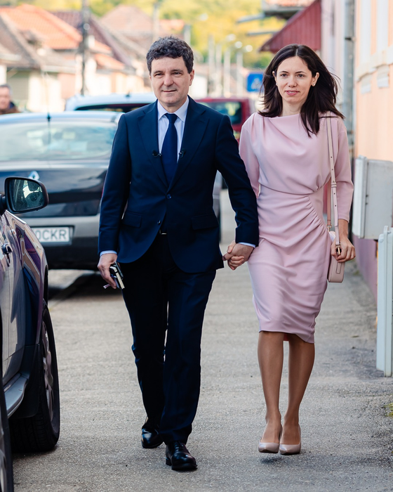 Ce diferență URIAȘĂ de vârstă există între Nicușor Dan și Mirabela Grădinaru. Nimeni nu se aștepta la asta!