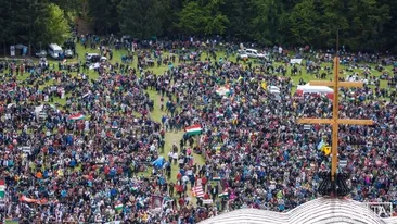 Papa Francisc, așteptat în ploaie de peste 40.000 de pelerini! Vizită la Șumuleu Ciuc