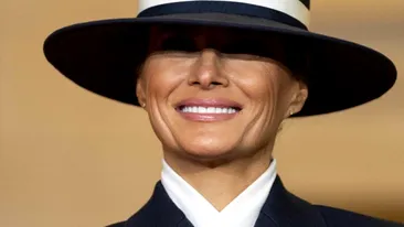 Ce mesaje ascunse transmit ținutele Melaniei Trump purtate la vizita oficială din Marea Britanie. Cine a îmbrăcat-o