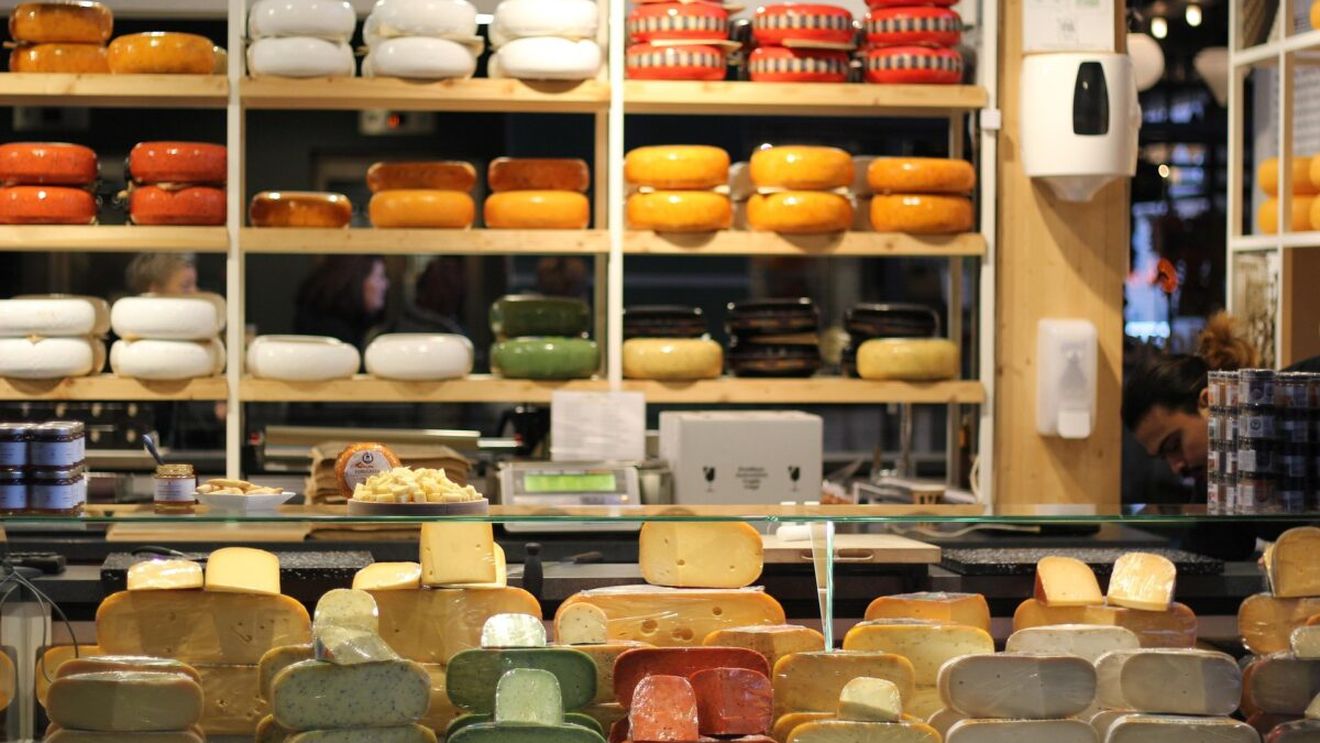 Cea mai nocivă brânză din supermarket. Este nelipsită din alimentaţia românilor