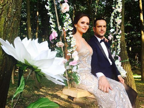 MĂDĂLIN IONESCU şi CRISTINA ŞIŞCANU, cei mai eleganţi naşi la nunta unui cântăreţ celebru! FOTO cu cei doi în „acţiune“