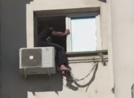Un bărbat vrea să se arunce de la etajul blocului în care se află sucursala CEC de la Piaţa Alba-Iulia, din Bucureşti