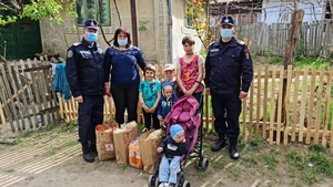 Emoționant! Pompierii mehedinţeni au cumpărat o văcuţă pentru 6 copilaşi care şi-au pierdut animalul într-un incendiu. FOTO
