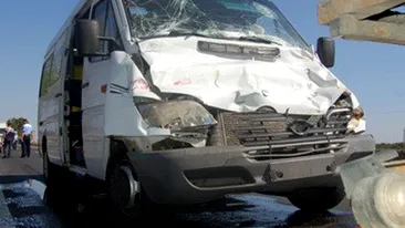 Grav accident de circulaţie pe DN1! După ”autocarul morţii”, un microbuz a fost lovit de un autoturism