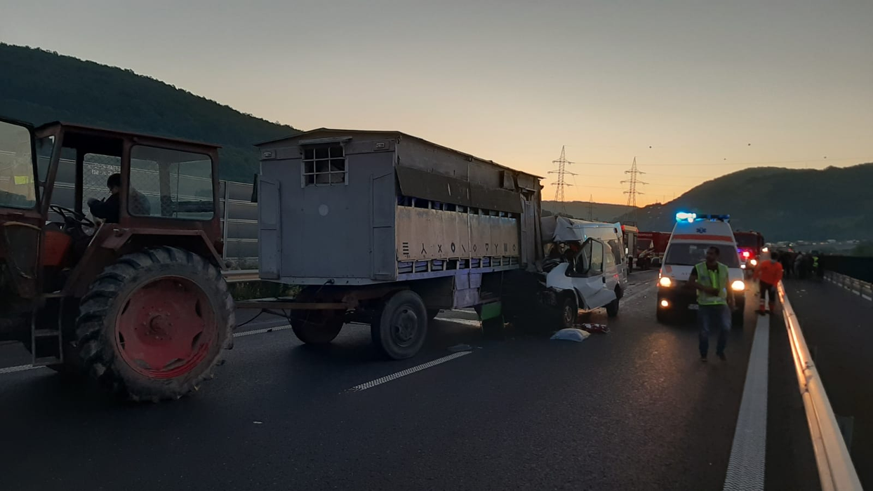 Tragedie pe A1. O mamă a murit, copiii și soțul, în stare gravă la spital