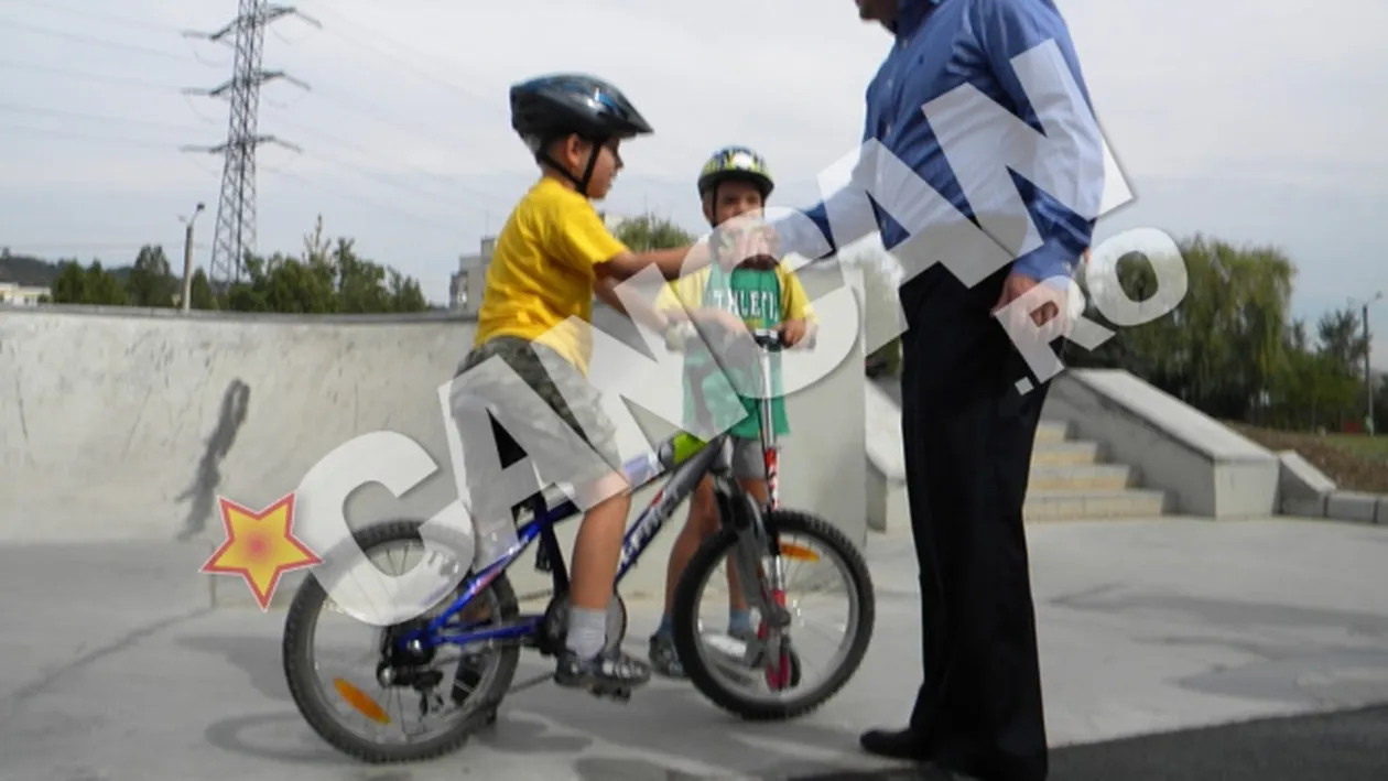 Faceti loc, Boc s-a suit pe skateboard! Uite cum a incercat sa-si tina echilibrul!