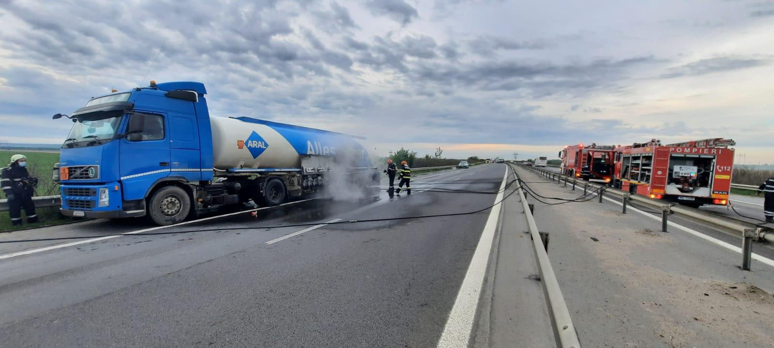 Pericol de explozie pe A1. O cisternă cu benzină și motorină a luat foc| VIDEO