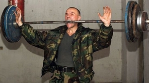 Si daca nu e facuta in Photoshop? Vezi imaginea care te va face sa te gandesti ca mergi degeaba la sala - Uite-l pe soldatul asta ce poate sa ridice aproape 150 kg