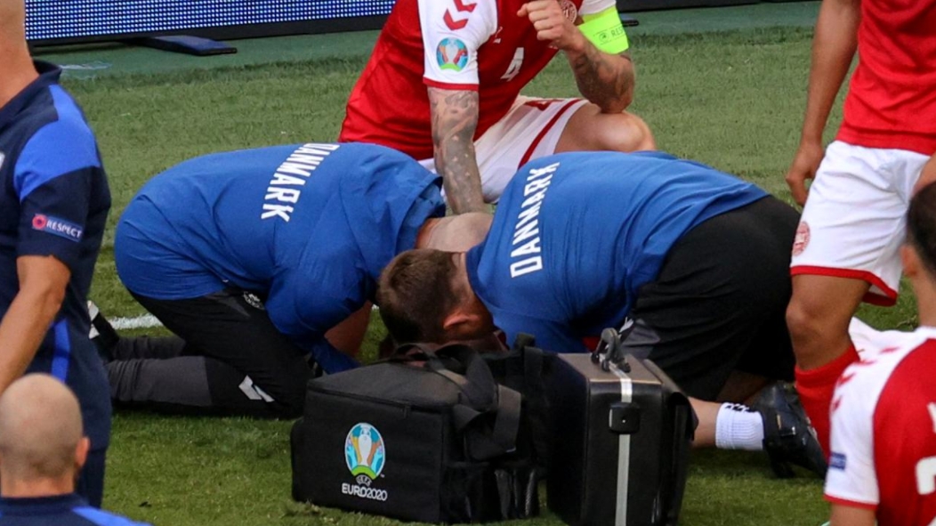 Momente dramatice pe teren. Meciul Danemarca-Finlanda a fost suspendat. Jucătorul danez Christian Eriksen a căzut la pământ