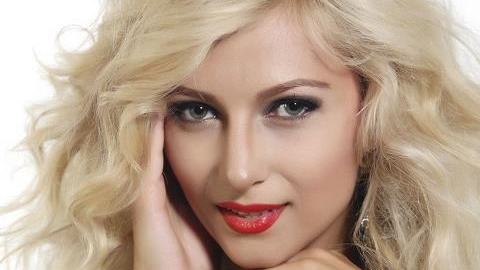 Artista Lora înfruntă gerul în stil propriu şi personal! Uite ce simpatic s-a costumat blondina, ca să nu îngheţe!