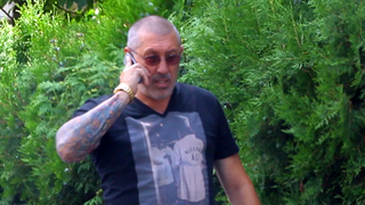 VIDEO Serghei Mizil, legat de celular! Isi rezolva afacerile cu ajutorul telefonului mobil