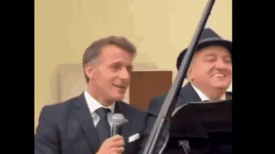 Macron a cântat live în timpul unei cine de stat la Erevan. Președintele francez, acompaniat la tobe de premierul Armeniei