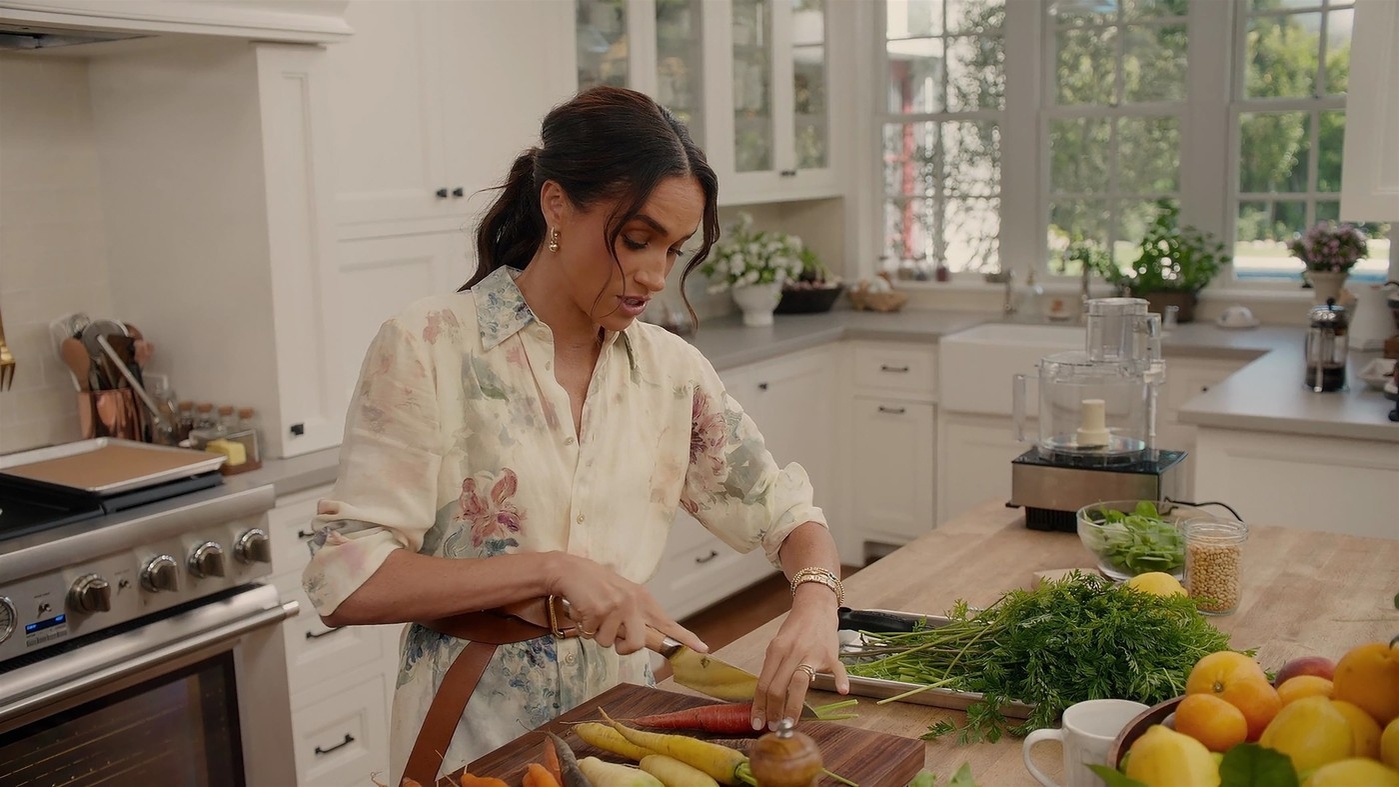 Modul BIZAR în care Meghan Markle își promovează noul serial. Cât costă bijuteriile pe care le-a purtat în timp ce gătea paste