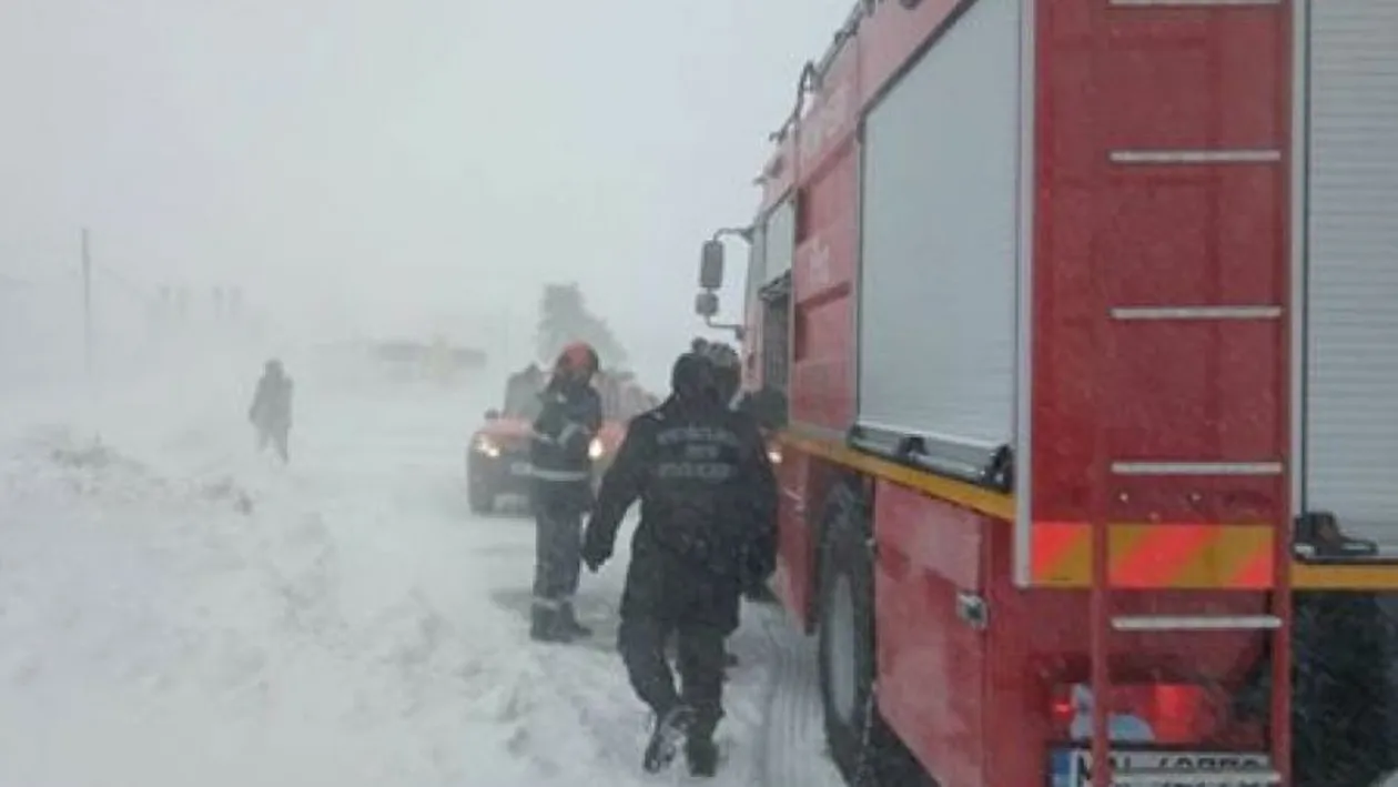 O femeie din Brașov a născut acasă! Echipajele ISU n-au putut ajunge din cauza drumului înzăpezit