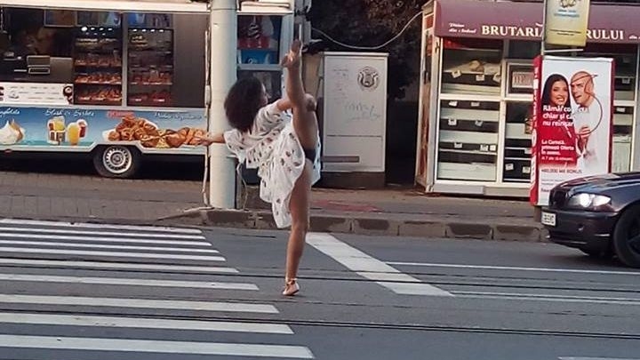 O tânără din Iași a ridicat piciorul la semafor în fața șoferilor și s-a văzut tot! Cine era bruneta sexy