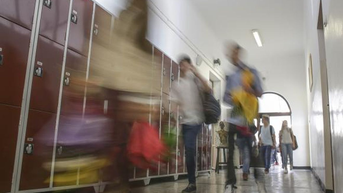 Elevii unei clase I din Galați au făcut ore pe hol, în prima zi de școală