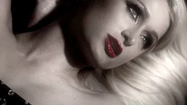 VIDEO Cat de beat sa fii sa crezi ca Paris Hilton poate sa cante?! Chiar blonda are dubii, in noua ei piesa, Drunk Text!