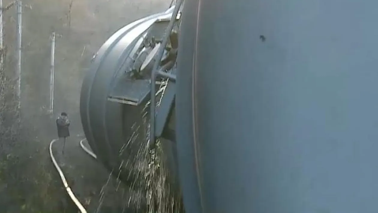 Stare de alertă în judeţul Mehedinţi! Un tren care transporta motorină a deraiat 