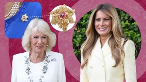 Regina Camilla a purtat cadoul Melaniei Trump doar de complezență. L-a schimbat cu altceva cu prima ocazie.